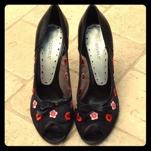 BCBG 🌸Embroidered 🌺Black Heels